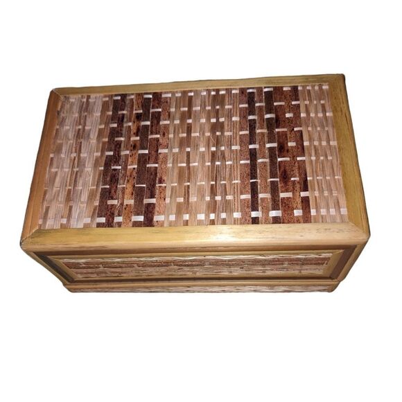 Vintage small wooden and straw weaved box - Picture 2 of 7